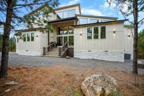 Exterior - Lazy B|4+BD|5.5BTH|SLP 18|Hot Tub|VIEWS|EV Charger (Broken Bow)