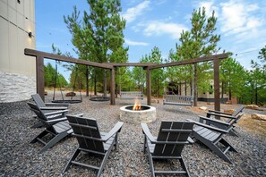 Property grounds - Lazy B|4+BD|5.5BTH|SLP 18|Hot Tub|VIEWS|EV Charger (Broken Bow)