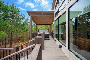 Terrace/patio - Lazy B|4+BD|5.5BTH|SLP 18|Hot Tub|VIEWS|EV Charger (Broken Bow)