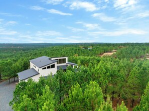 Exterior - Lazy B|4+BD|5.5BTH|SLP 18|Hot Tub|VIEWS|EV Charger (Broken Bow)