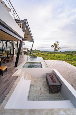 Terrace/patio - Luxury new villa with volcano view, AC, pool, jacuzzi, firepit, laundry, private (La Fortuna)