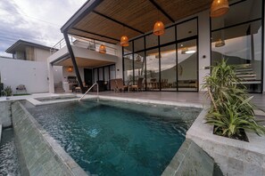 Outdoor pool - Luxury new villa with volcano view, AC, pool, jacuzzi, firepit, laundry, private (La Fortuna)