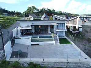 Exterior - Luxury new villa with volcano view, AC, pool, jacuzzi, firepit, laundry, private (La Fortuna)