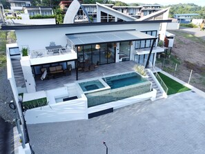 Exterior - Luxury new villa with volcano view, AC, pool, jacuzzi, firepit, laundry, private (La Fortuna)