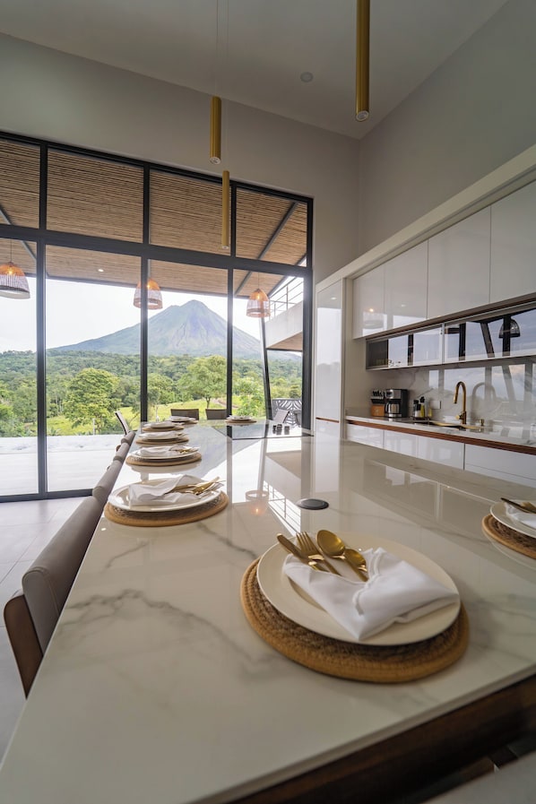 Fridge, microwave, oven, coffee/tea maker - Luxury new villa with volcano view, AC, pool, jacuzzi, firepit, laundry, private (La Fortuna)