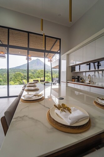 Luxury new villa with volcano view, AC, pool, jacuzzi, firepit, laundry, private