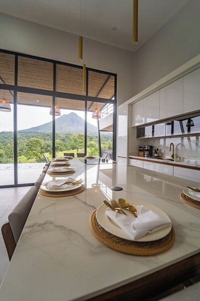 Luxury new villa with volcano view, AC, pool, jacuzzi, firepit, laundry, private