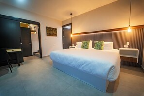 3 habitaciones, escritorio, tabla de planchar con plancha y wifi gratis