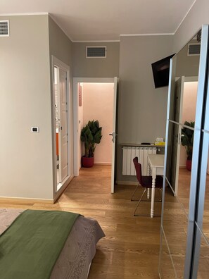 Deluxe Double Room, Garden View | Iron/ironing board, free WiFi - Smart House Rooms (Bergamo)