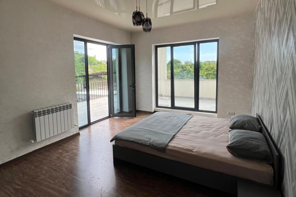 Tabla de planchar con plancha, wifi y ropa de cama 