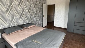 A bedroom with a bed, a wardrobe, and a patterned wall. - 3-bedroom villa in perfect Getamej with pool and coolest view (Ashtarak)