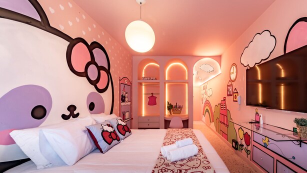 A bedroom with a bed, pillows, a blanket, a bedside table, a dresser, a mirror, and a wall with a clock and a shelf. - COPAN_1401B 3p/0q (São Paulo)