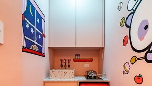 A narrow kitchen with a red refrigerator, white cabinets, and a speckled floor. - COPAN_1401B 3p/0q (São Paulo)