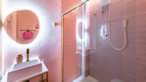 A bathroom with a glass-enclosed shower, a sink with a mirror, and a towel rack. - COPAN_1401B 3p/0q (São Paulo)