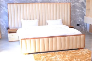 Escritorio, espacio para trabajar con laptop y wifi gratis 