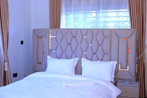 Desk, laptop workspace, free WiFi - McMillan Hotel Entebbe (Entebbe)