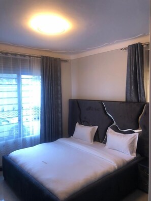 Escritorio, espacio para trabajar con laptop y wifi gratis 