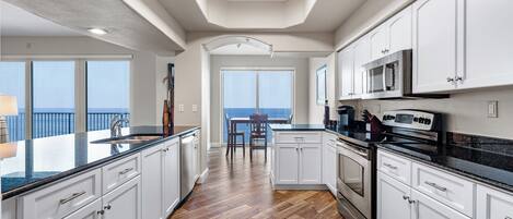 冷蔵庫、電子レンジ、オーブン、コンロ