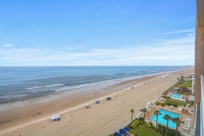 En la playa, camastros y toallas de playa