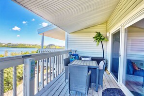 Outdoor dining - 🐬Waterway Views🌞Quick Walk to Beach🌴Intercoastal #209 - Intercoastal Escape (Indian Shores)