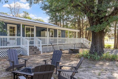 Perfect Farmhouse Getaway & Indoor Pickle Ball near Dallas! Ravenna Pond Retreat