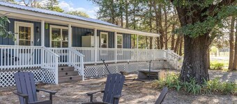 Perfect Farmhouse Getaway & Indoor Pickle Ball near Dallas! Ravenna Pond Retreat