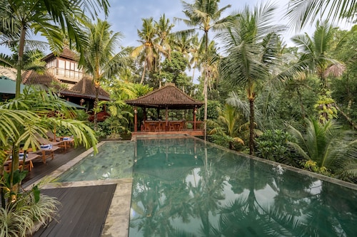 Aksmi Suites & Villas