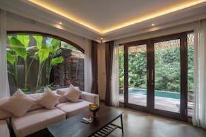 One Bedroom Villa with River View | Living area
