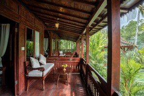 Standaard studio suite, uitzicht op zwembad, aan tuin | Terras
