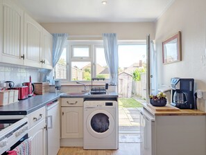 Fridge, coffee/tea maker, toaster, cookware/dishes/utensils - Coastguard Cottages - A country house that sleeps 2 guests  in 1 bedroom (Emsworth)