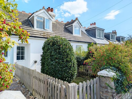 Coastguard Cottages - A country house that sleeps 2 guests  in 1 bedroom