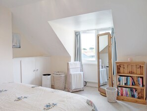 Iron/ironing board, WiFi, bed sheets - Coastguard Cottages - A country house that sleeps 2 guests  in 1 bedroom (Emsworth)
