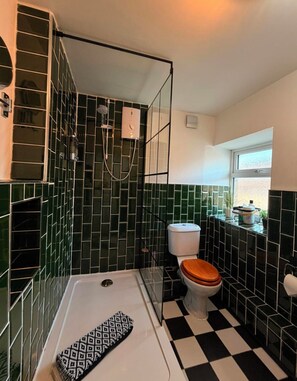 Shower, hair dryer, towels, soap - 2 Bedroom Cottage, Buxton, King & 2x Single Beds. Pet Friendly (Buxton)