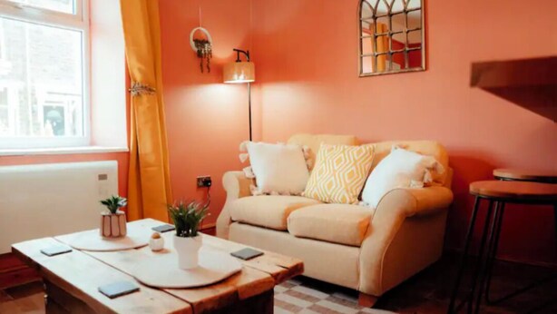 Ein gemütliches Wohnzimmer mit einer Couch, einem Couchtisch und einer Lampe.