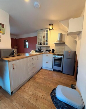 Private kitchen - 2 Bedroom Cottage, Buxton, King & 2x Single Beds. Pet Friendly (Buxton)