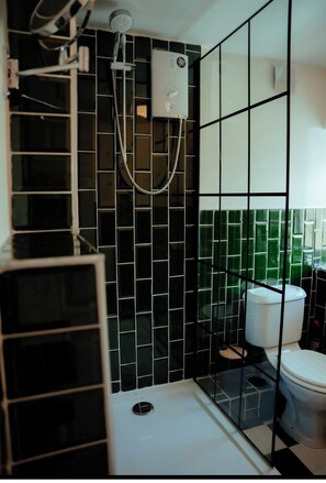 Shower, hair dryer, towels, soap - 2 Bedroom Cottage, Buxton, King & 2x Single Beds. Pet Friendly (Buxton)