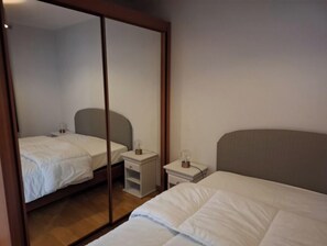 Iron/ironing board - Nice, well-equipped two-room apartment (ROCHEFORT SUR MER)