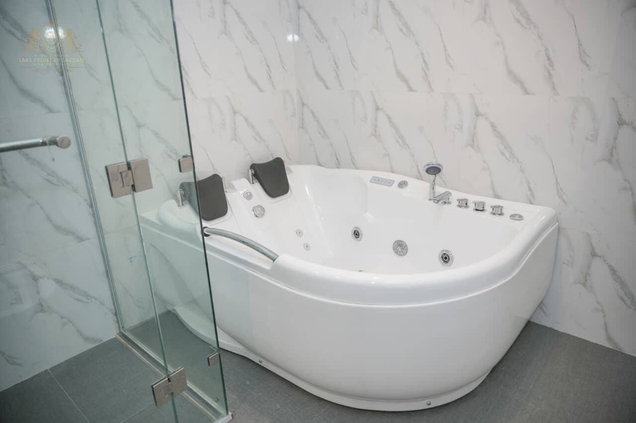 Suite Junior, balcon, vue lac | Salle de bain