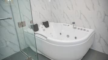 Suíte júnior, sacada, vista para o lago | Banheiro | Chuveiro, secador de cabelo, toalhas de banho, sabonete