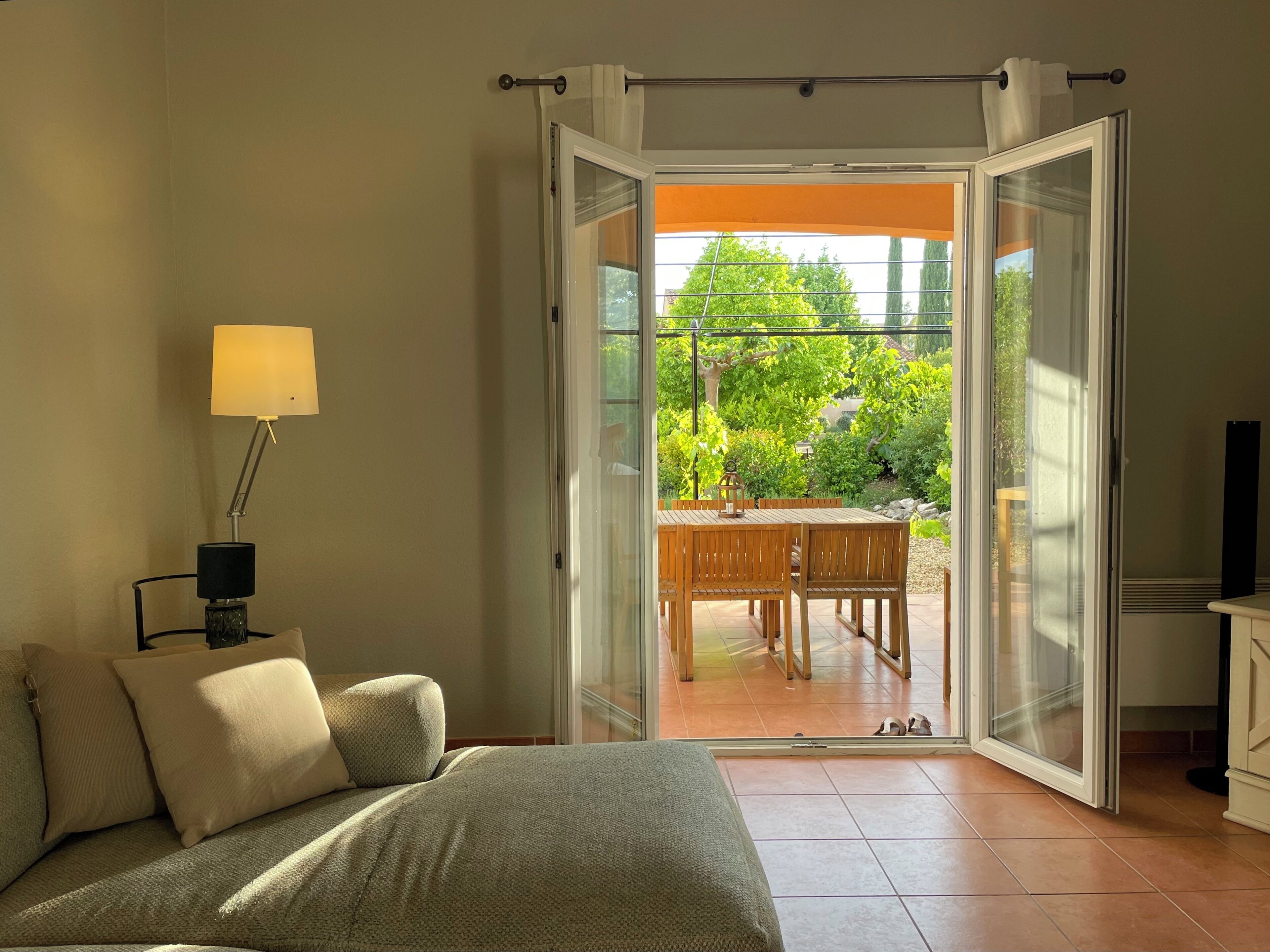 Smart TV, fireplace, DVD player, books