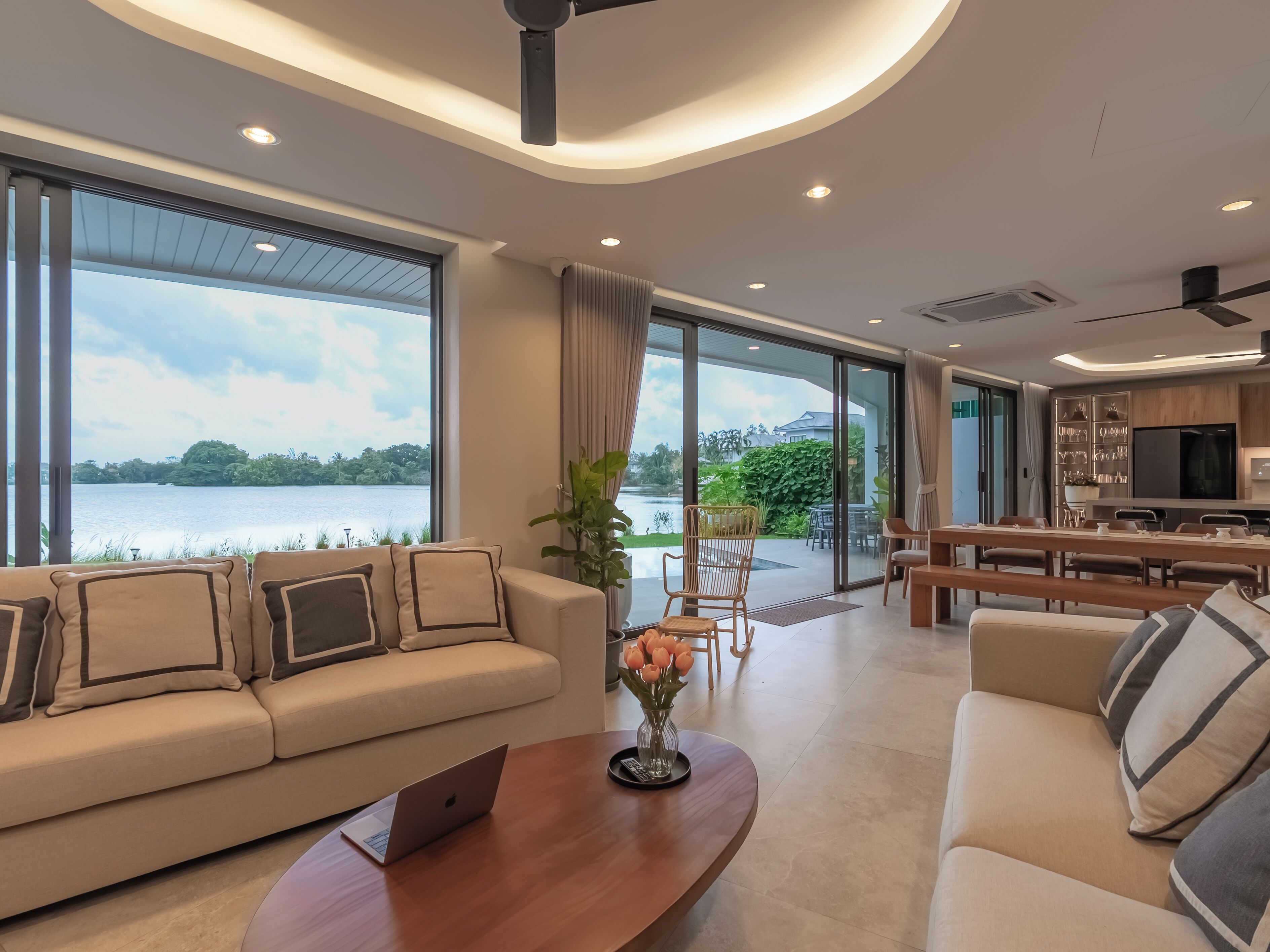 Villa de lujo, vista al lago | Área de sala de estar | Televisión de pantalla plana 