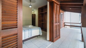 5 slaapkamers, een strijkplank/strijkijzer, wifi, beddengoed