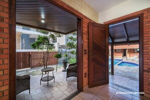 Pool - Beautiful 5-bedroom house with heated pool and barbecue, 100m from the sea. (Bombinhas)