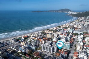 Beach nearby - Beautiful 5-bedroom house with heated pool and barbecue, 100m from the sea. (Bombinhas)