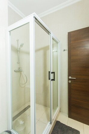 Douche, articles de toilette écologiques, serviettes fournies, savon