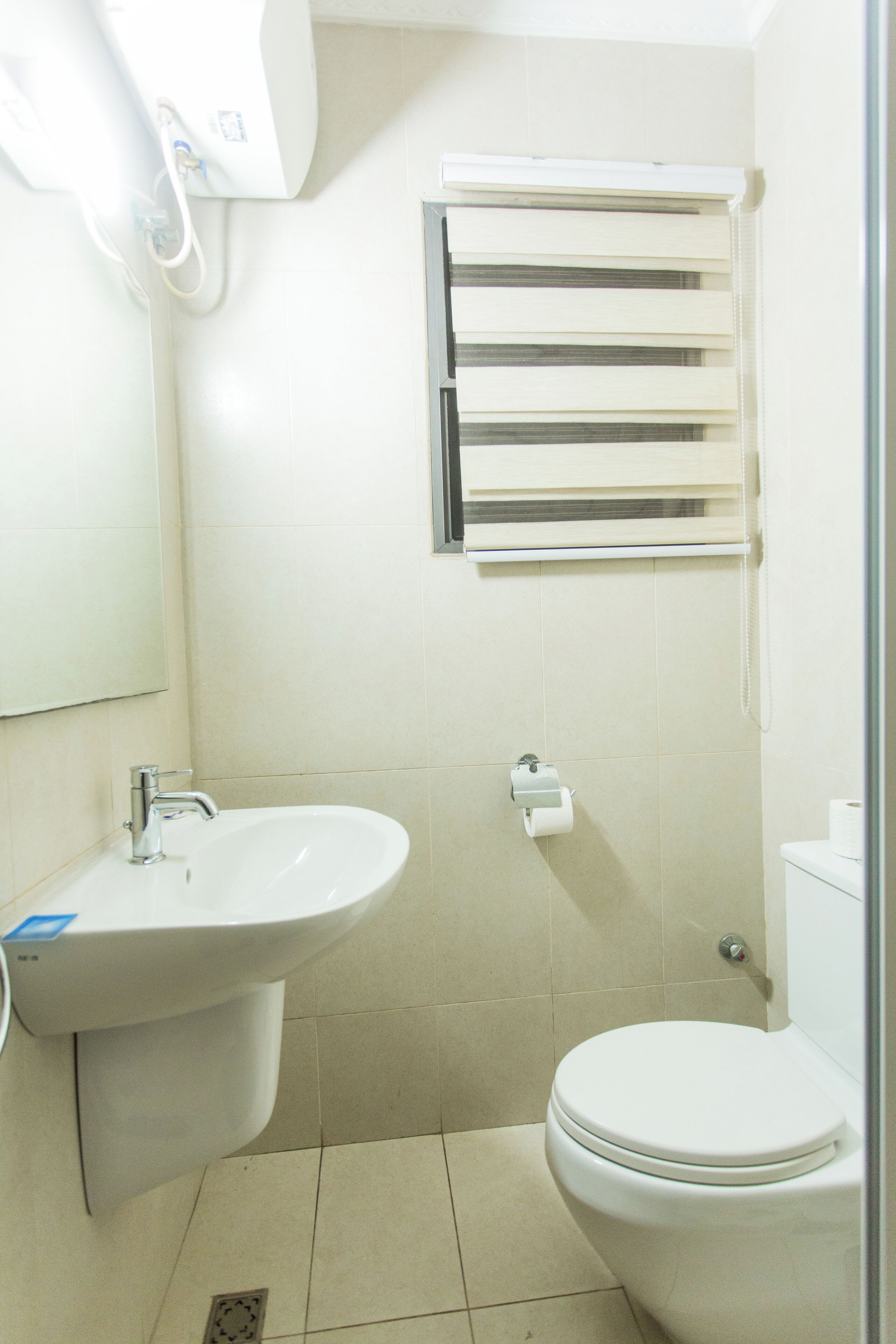 Douche, articles de toilette écologiques, serviettes fournies, savon