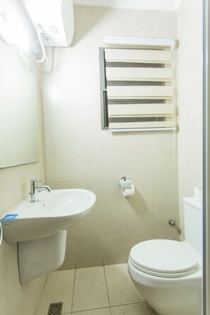 Shower, eco-friendly toiletries, towels, soap - Spacious Two Bedroom Luxury at Avant Garde (Accra)