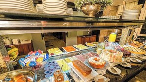 A buffet with various food items and utensils. - Master Suite w/ Enough Space For a Group (Paraná)
