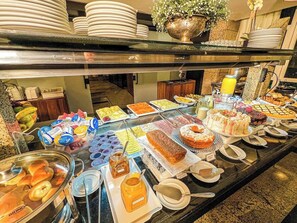 Un bufé con diversos alimentos y utensilios.