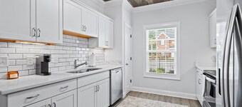 Charming 3-bedroom, 2.5 bath townhome. Largest with accommodations in Florence.